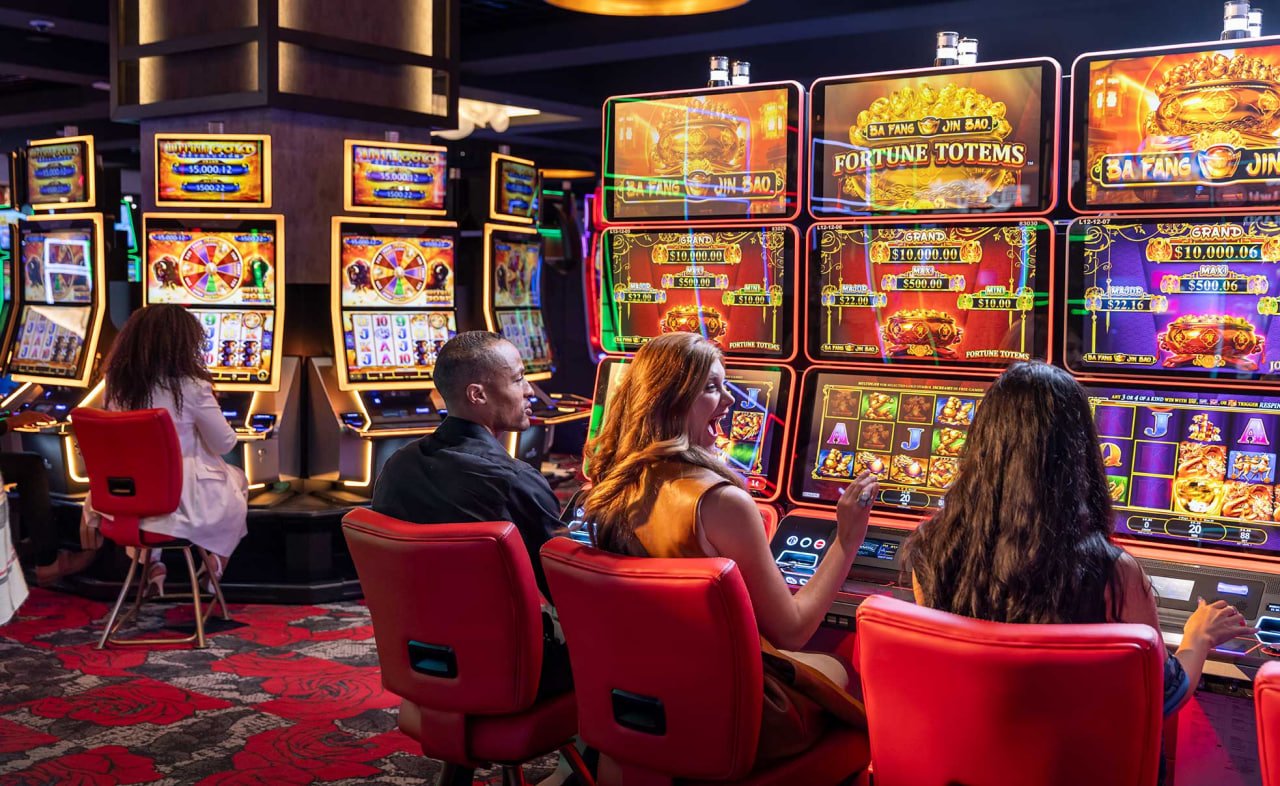Live Casino dealer ကဒ်ဖွင့်ပေးနေသော Baccarat table မြင်ကွင်း