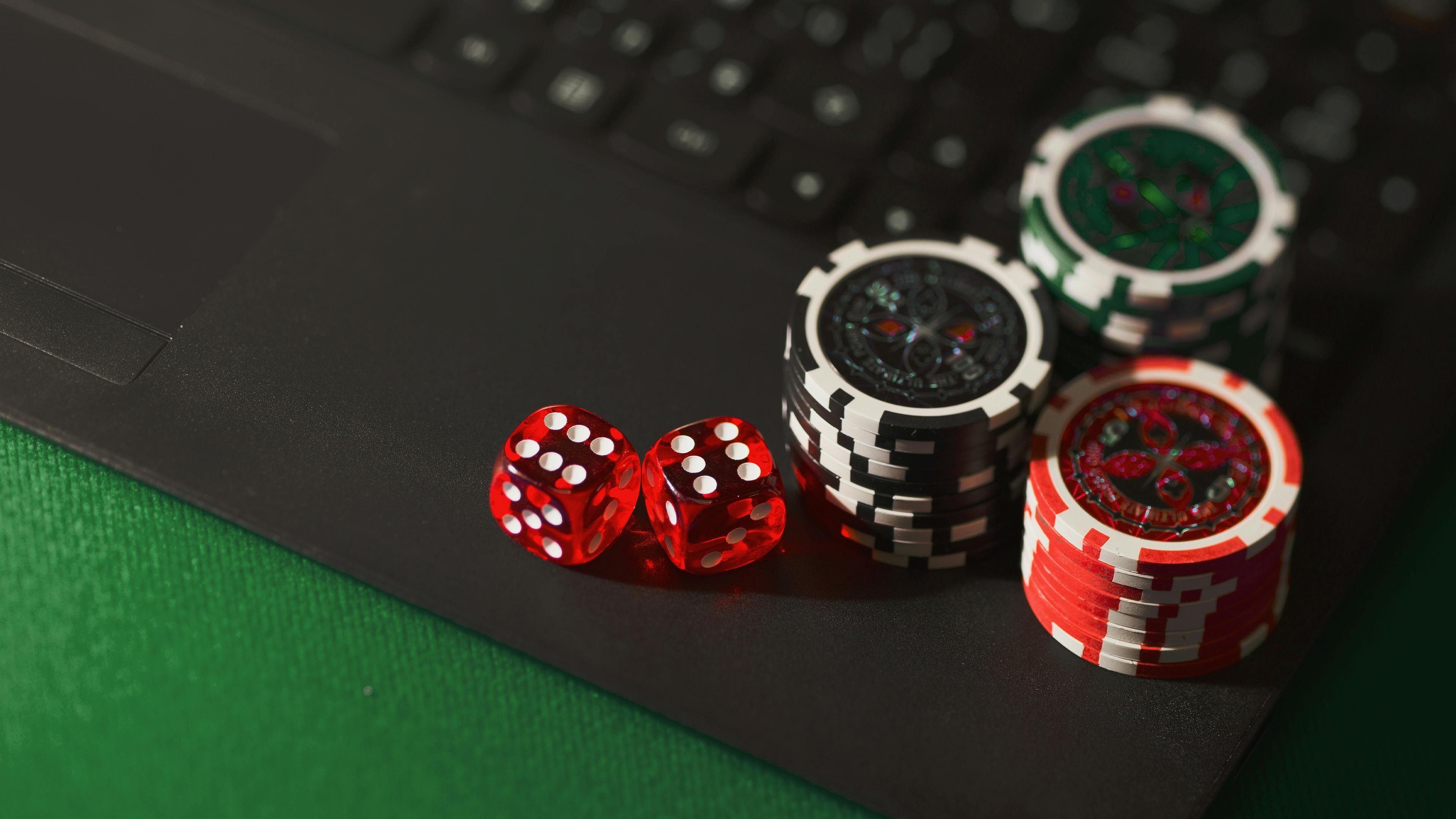 မြန်မာ ကစားသမား မိုဘိုင်း APP ဖြင့် slot game ကစားနေသော ရုပ်ပုံ